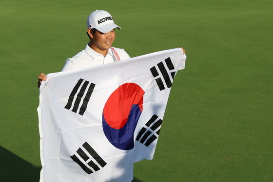 태극기 펼친 김주형, 남자 골프 개인 금메달 획득