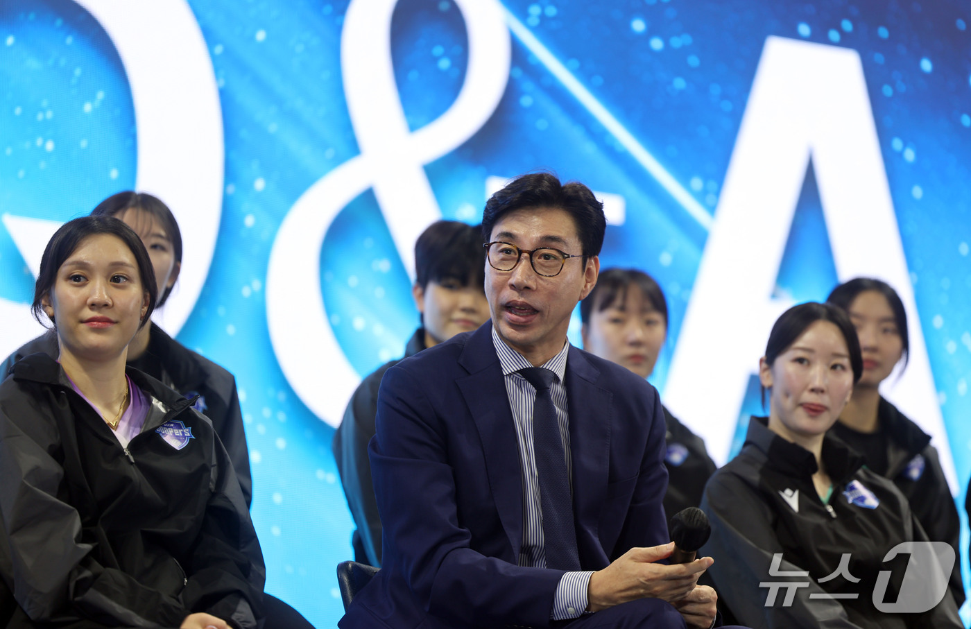 (광주=뉴스1) 조수민 기자 = 3일 오후 전남광주 SOOP 스타디움(염주종합체육관)에서 열린 여자프로배구단 'SOOP 수퍼스(SOOPers)' 출정식 선수단 Q&A에서 김세진 감 …
