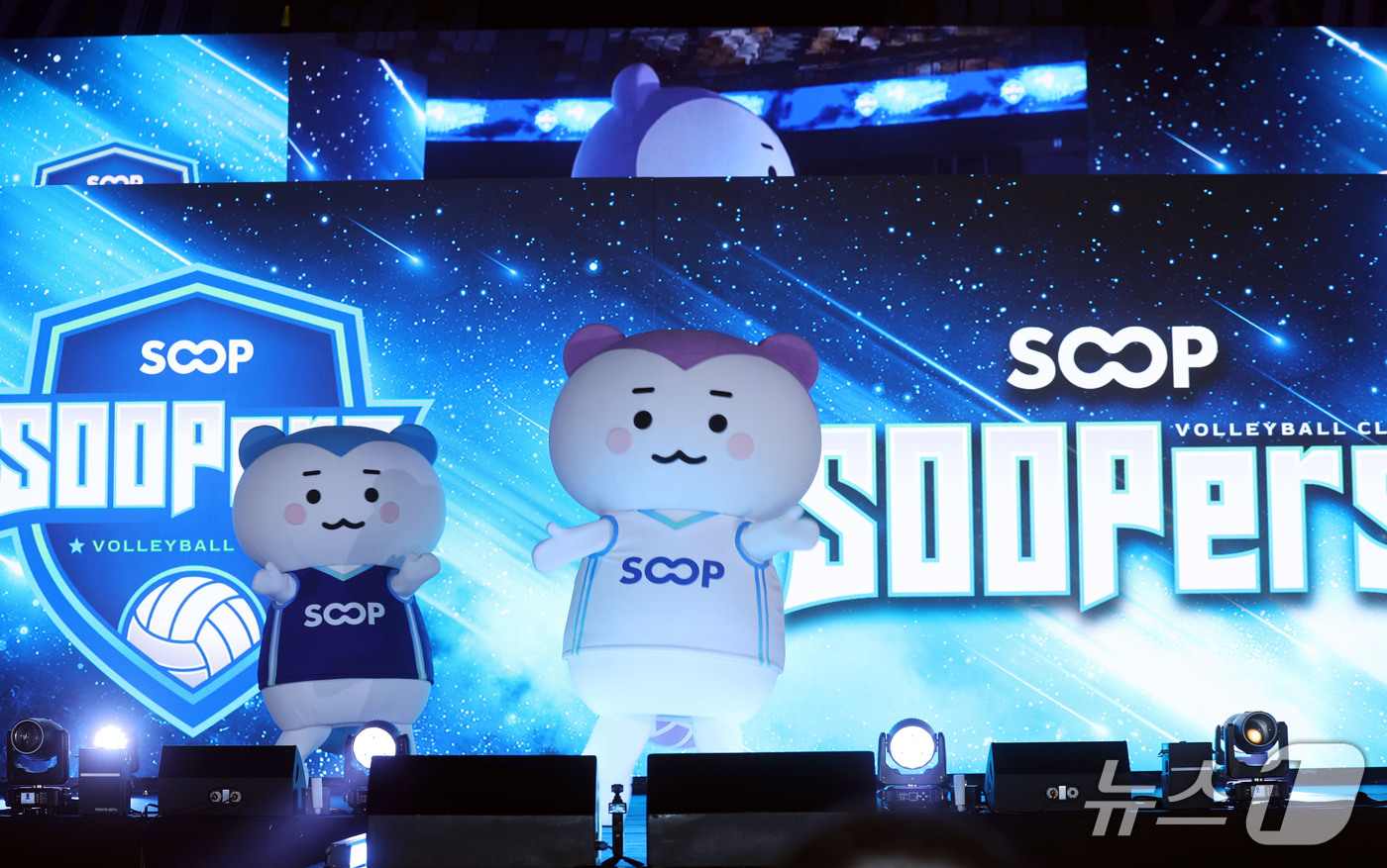 (광주=뉴스1) 조수민 기자 = 3일 오후 전남광주 SOOP 스타디움(염주종합체육관)에서 열린 여자프로배구단 \'SOOP 수퍼스(SOOPers)\' 출정식에서 고고&구구 수퍼스 배 …