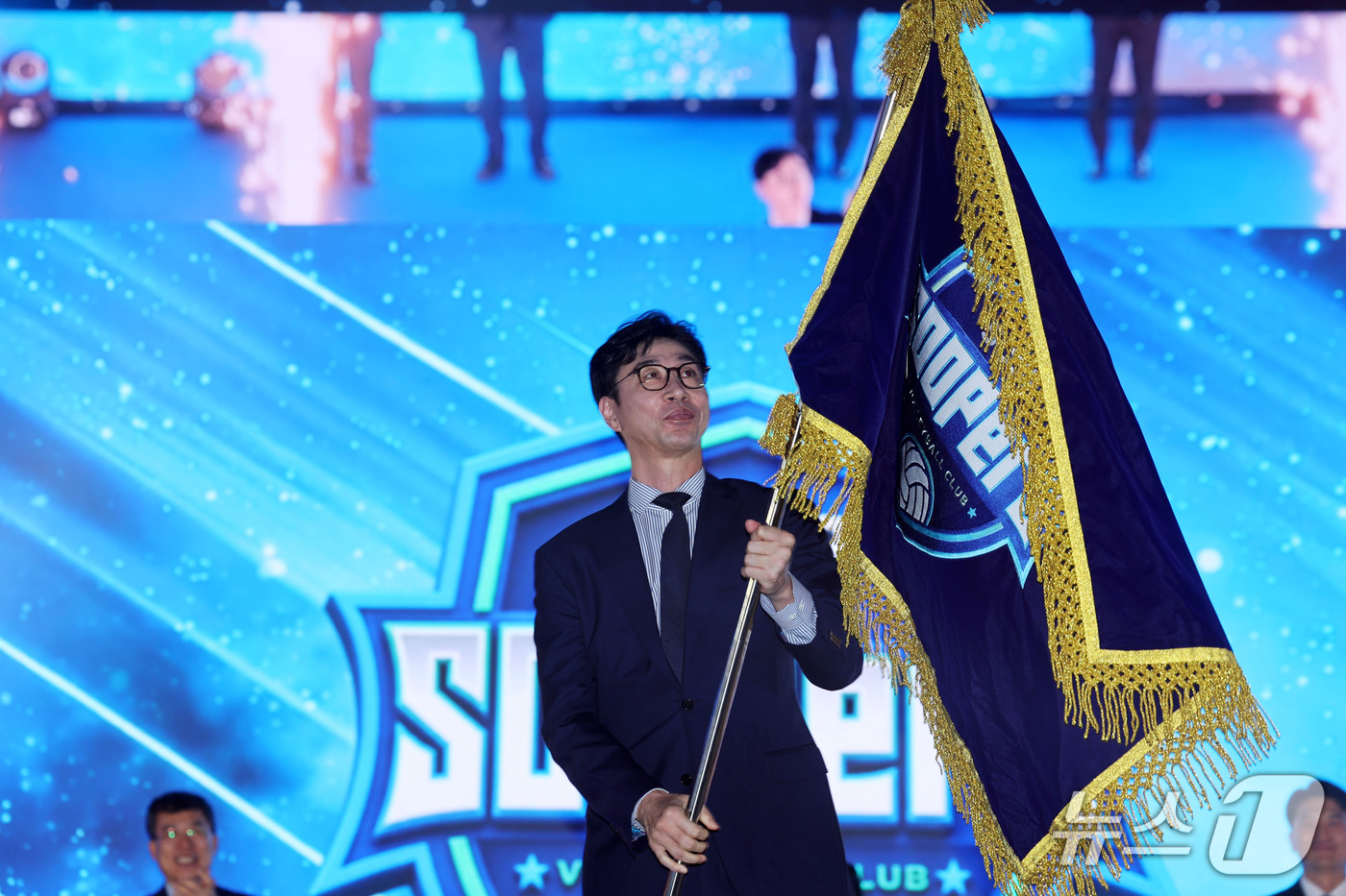 (광주=뉴스1) 조수민 기자 = 3일 오후 전남광주 SOOP 스타디움(염주종합체육관)에서 열린 여자프로배구단 'SOOP 수퍼스(SOOPers)' 출정식에서 김세진 감독이 구단기를 …