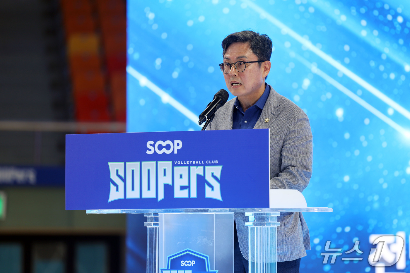 (광주=뉴스1) 조수민 기자 = 3일 오후 전남광주 SOOP 스타디움(염주종합체육관)에서 열린 여자프로배구단 'SOOP 수퍼스(SOOPers)' 출정식에서 안도걸 더불어민주당 전남 …
