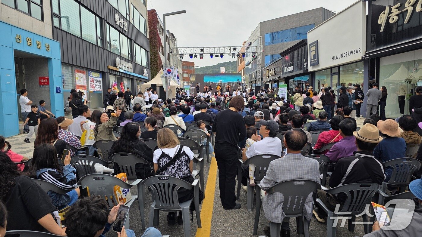 본문 이미지 - 3일 충남 서산시 중앙로와 로데오 거리 일원에서 열린 '2026 서산 소문난 거리축제' 현장. ⓒ 뉴스1 김태완 기자