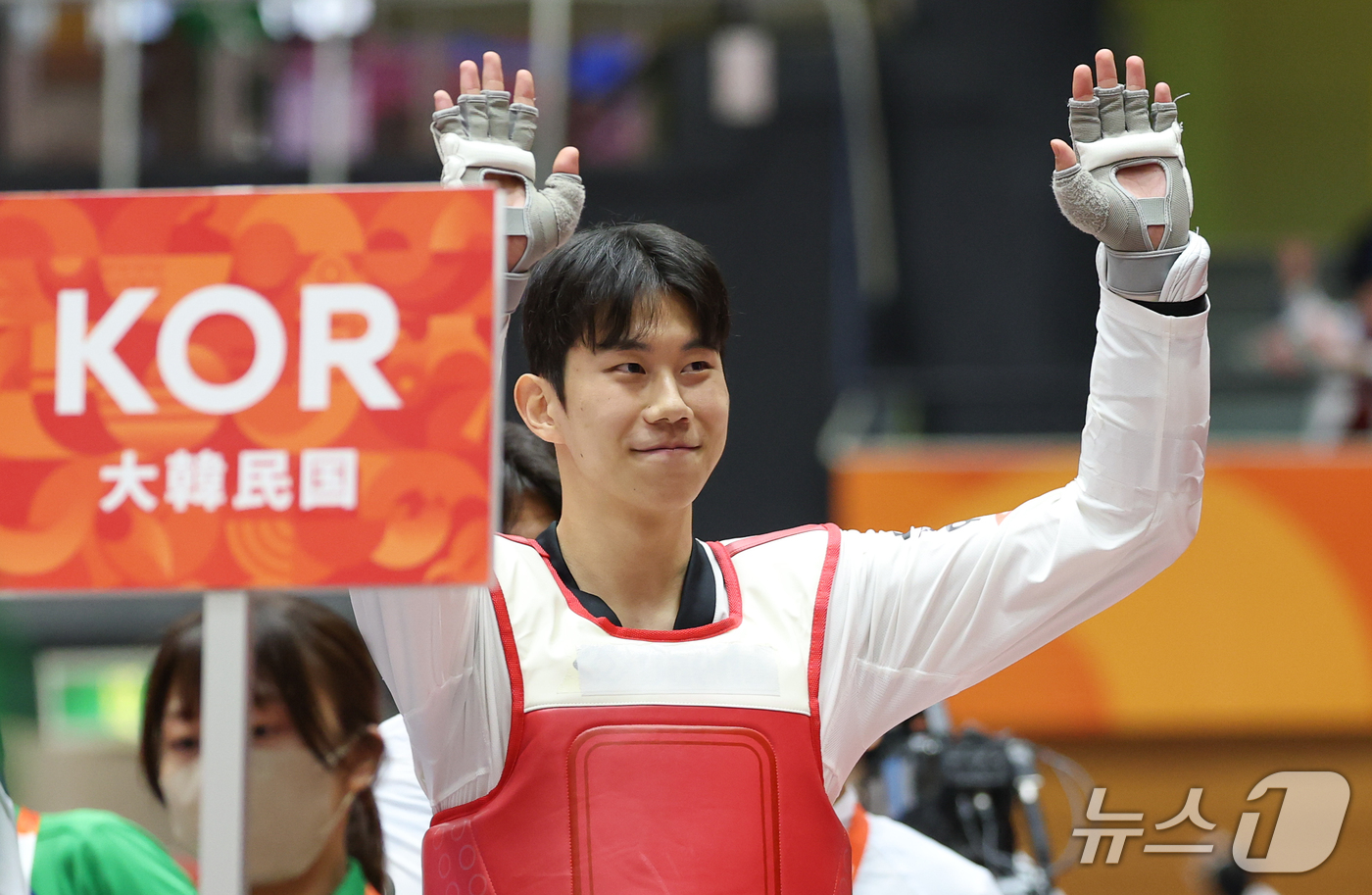 (도요하시=뉴스1) 안은나 기자 = 대한민국 강상현이 3일 일본 도요하시 체육관에서 열린 2026 아이치·나고야 아시안게임 태권도 남자 +80㎏급 준결승전에 입장하며 인사하고 있다 …