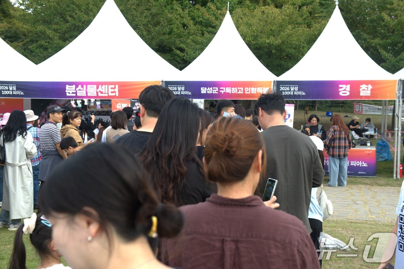 본문 이미지 - 3일 대구 달성군 화원읍 사문진 상설야외공연장에서 열린 '달성 100대 피아노' 행사장의 인형뽑기 체험 부스가 시민들로 문전성시를 이루고 있다. 2026.10.3 ⓒ 뉴스1 이성덕 기자