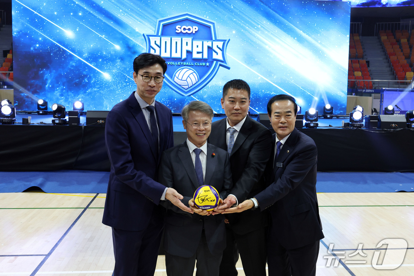 (광주=뉴스1) 조수민 기자 = 3일 오후 전남광주 SOOP 스타디움(염주종합체육관)에서 열린 여자프로배구단 \'SOOP 수퍼스(SOOPers)\' 출정식 후 민형배 시장과 김세진 …