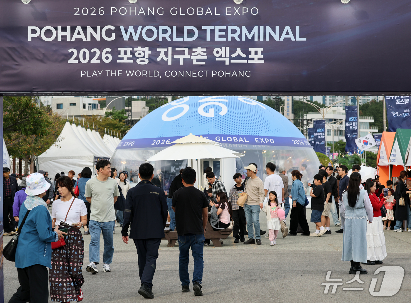 (포항=뉴스1) 최창호 기자 = 3일 오후 경북 포항시 북구 영일대해수욕장 장미원에서 열린 2026 포항 지구촌 엑스포 축제장에서 외국인 관광객과 시민들이 K-문화를 즐기고 있다. …