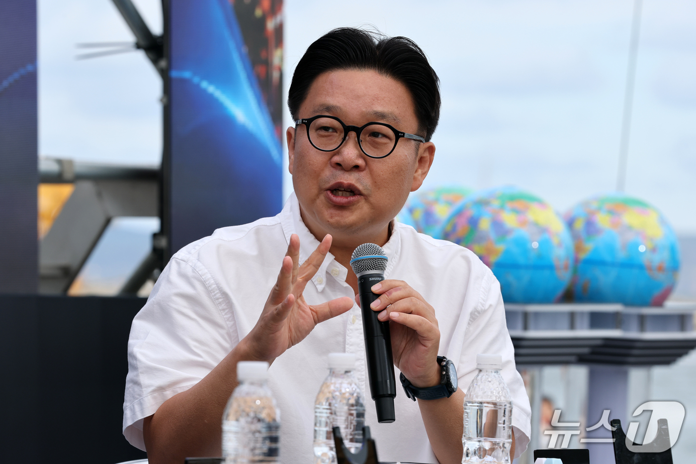 (포항=뉴스1) 최창호 기자 = 서경덕 교수가 3일 오후 경북 포항시 북구 영일대해수욕장 장미원에서 열린 2026 포항 지구촌 엑스포 축제장에서 포항과 K-문화가 가진 영향력을 소 …