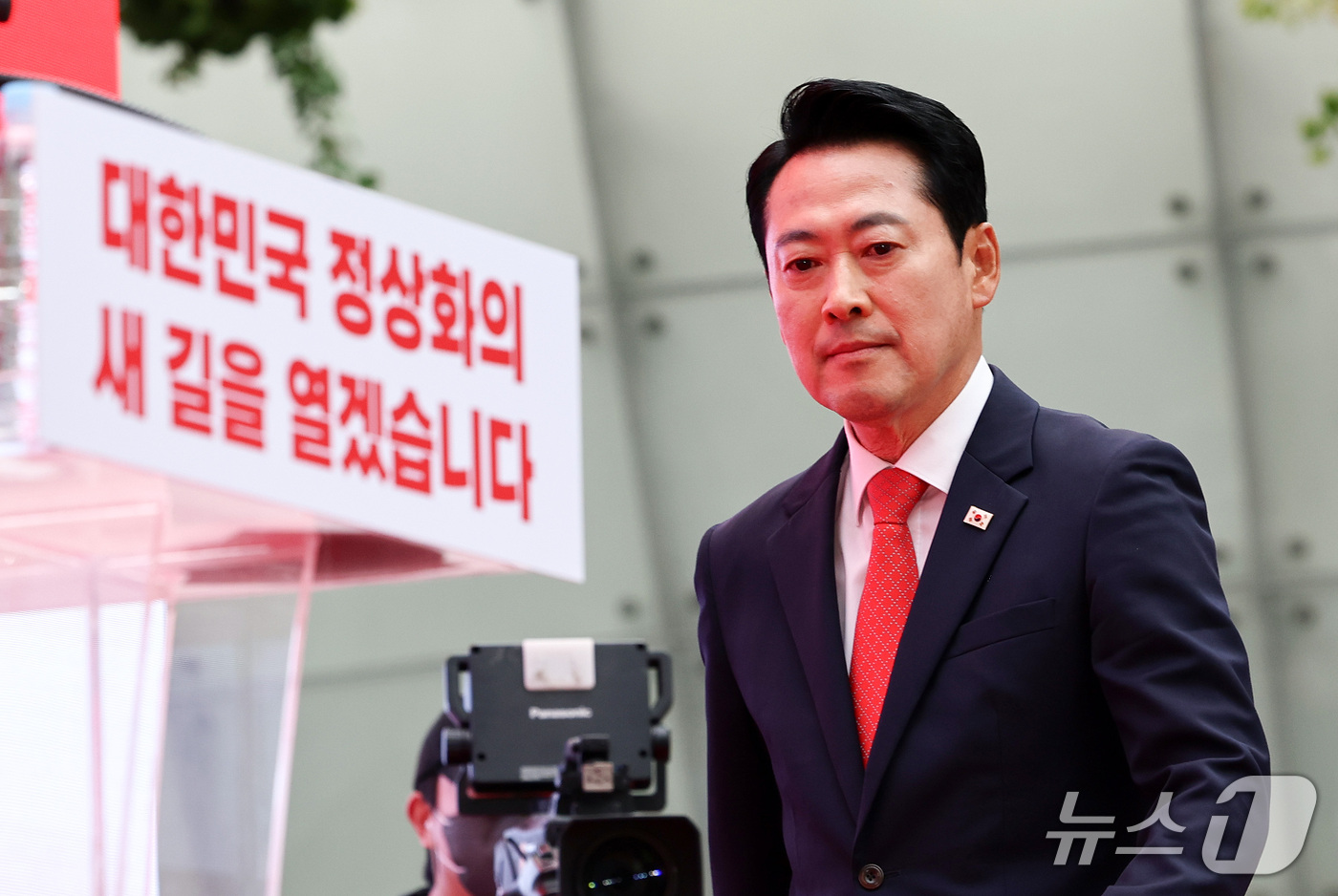 (서울=뉴스1) 최지환 기자 = 장동혁 국민의힘 대표가 3일 오후 서울 중구 숭례문 앞에서 열린 민생회복·안보수호 국민행동대회에서 대국민 연설을 위해 연단으로 이동하고 있다. 20 …