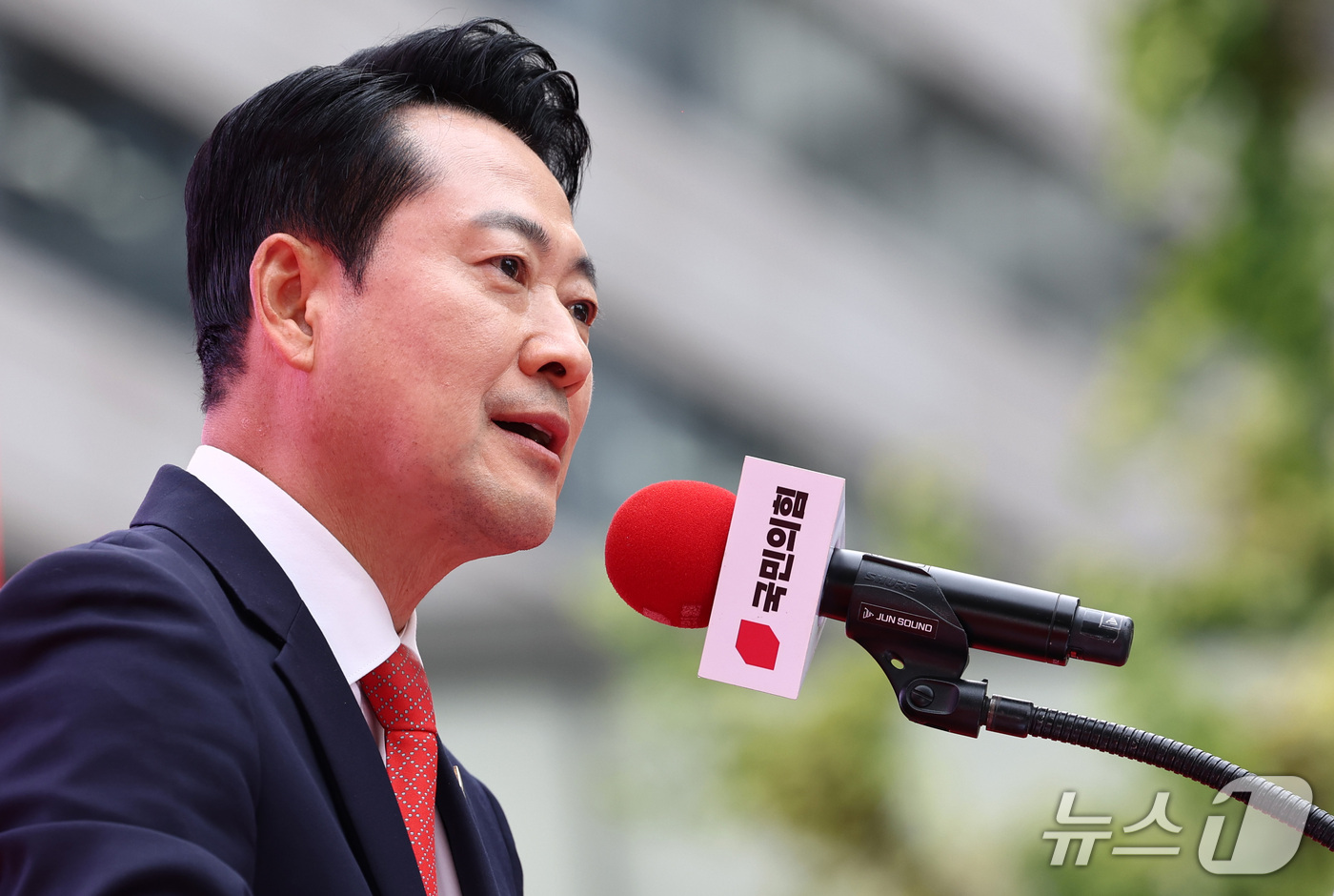 (서울=뉴스1) 최지환 기자 = 장동혁 국민의힘 대표가 3일 오후 서울 중구 숭례문 앞에서 열린 민생회복·안보수호 국민행동대회에서 대국민 연설을 하고 있다. 2026.10.3/뉴스 …
