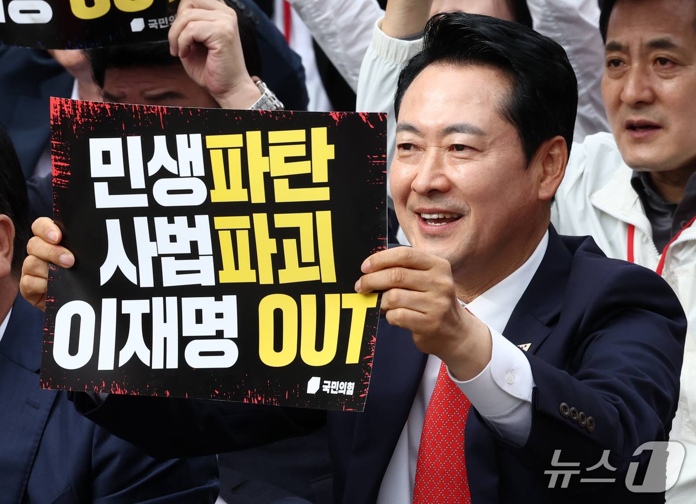 (서울=뉴스1) 최지환 기자 = 장동혁 국민의힘 대표가 3일 오후 서울 중구 숭례문 앞에서 열린 민생회복·안보수호 국민행동대회에서 참석자들과 구호를 외치고 있다. 2026.10.3 …