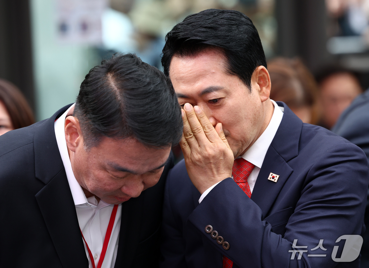 (서울=뉴스1) 최지환 기자 = 장동혁 국민의힘 대표가 3일 오후 서울 중구 숭례문 앞에서 열린 민생회복·안보수호 국민행동대회에서 정희용 사무총장과 귀엣말을 하고 있다. 2026. …