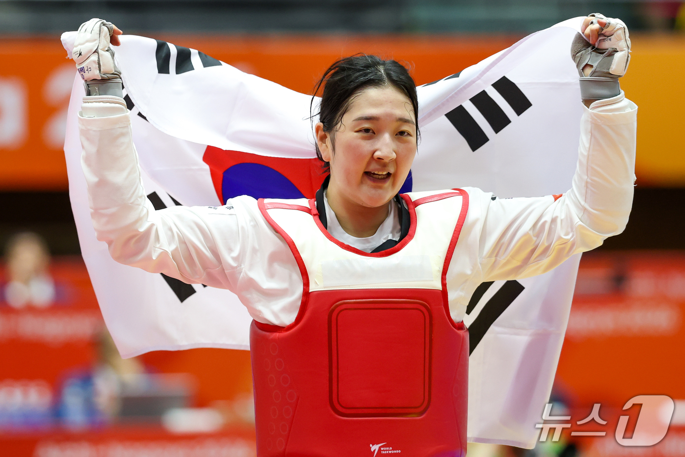 (도요하시=뉴스1) 안은나 기자 = 대한민국 송다빈이 3일 일본 도요하시 체육관에서 열린 2026 아이치·나고야 아시안게임 태권도 여자 +67㎏급 결승전에서 중국 무원저를 꺾고 금 …