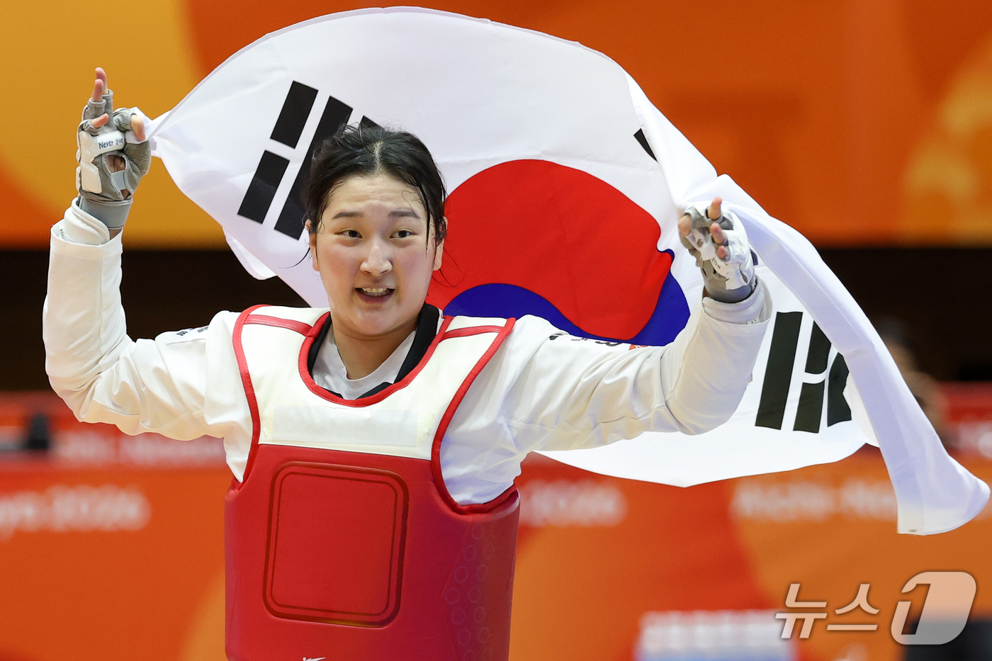 (도요하시=뉴스1) 안은나 기자 = 대한민국 송다빈이 3일 일본 도요하시 체육관에서 열린 2026 아이치·나고야 아시안게임 태권도 여자 +67㎏급 결승전에서 중국 무원저를 꺾고 금 …