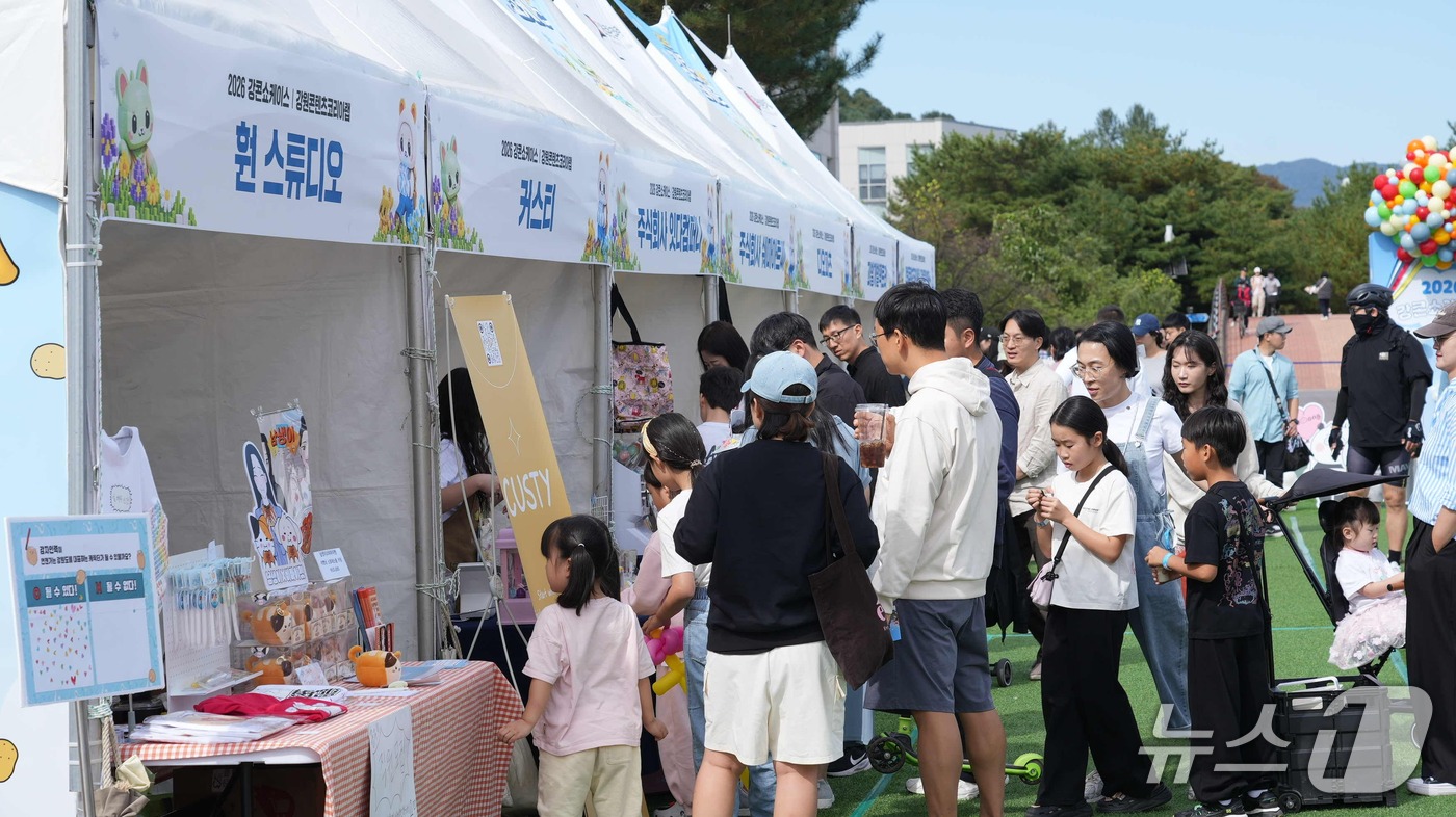 (춘천=뉴스1) 한귀섭 기자 = \'2026 춘천 애니토이페스티벌\'이 3일 춘천 애니메이션박물관 일원에서 막을 올렸다. 행사장 곳곳에서는 공연과 놀이·체험 프로그램을 즐기려는 가 …
