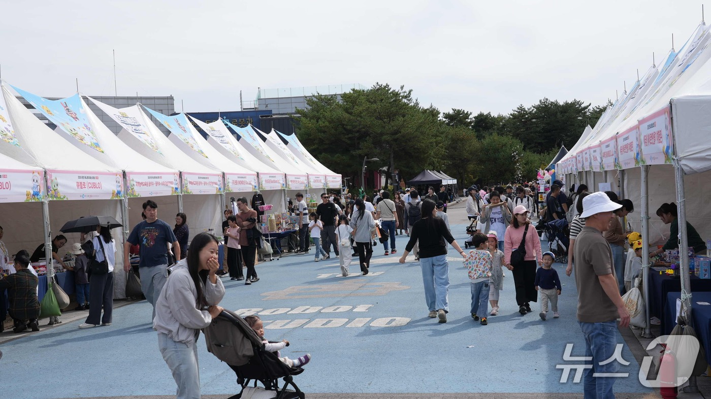 (춘천=뉴스1) 한귀섭 기자 = \'2026 춘천 애니토이페스티벌\'이 3일 춘천 애니메이션박물관 일원에서 막을 올렸다. 행사장 곳곳에서는 공연과 놀이·체험 프로그램을 즐기려는 가 …