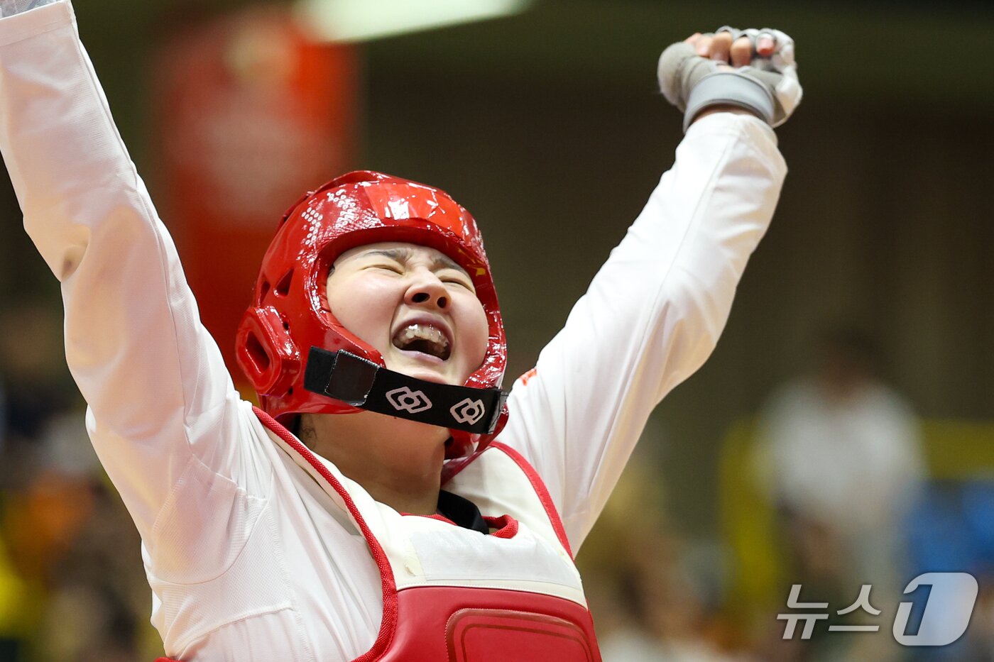 본문 이미지 - 대한민국 송다빈이 3일 일본 도요하시 체육관에서 열린 2026 아이치·나고야 아시안게임 태권도 여자 +67㎏급 결승전에서 중국 무원저를 꺾고 금메달을 확정 짓자 기뻐하고 있다. 2026.10.3 ⓒ 뉴스1 안은나 기자