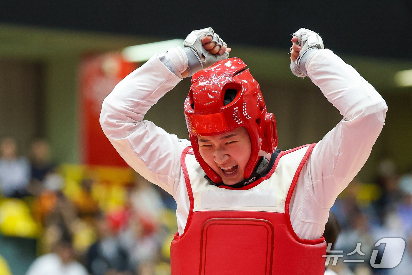 본문 이미지 - 대한민국 송다빈이 3일 일본 도요하시 체육관에서 열린 2026 아이치·나고야 아시안게임 태권도 여자 +67㎏급 결승전에서 중국 무원저를 꺾고 금메달을 확정 짓자 기뻐하고 있다. 2026.10.3 ⓒ 뉴스1 안은나 기자
