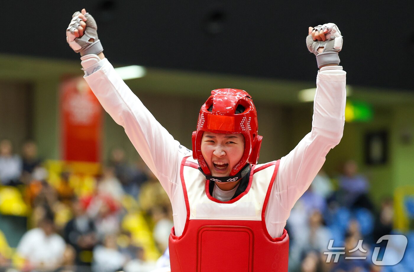 본문 이미지 - 대한민국 송다빈이 3일 일본 도요하시 체육관에서 열린 2026 아이치·나고야 아시안게임 태권도 여자 +67㎏급 결승전에서 중국 무원저를 꺾고 금메달을 확정 짓자 기뻐하고 있다. 2026.10.3 ⓒ 뉴스1 안은나 기자