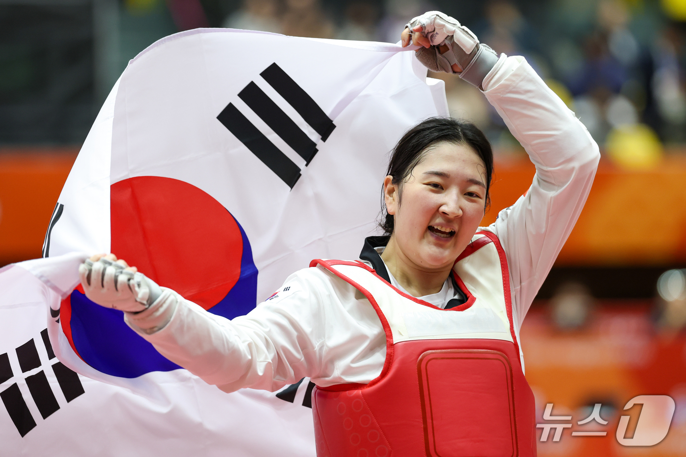 (도요하시=뉴스1) 안은나 기자 = 대한민국 송다빈이 3일 일본 도요하시 체육관에서 열린 2026 아이치·나고야 아시안게임 태권도 여자 +67㎏급 결승전에서 중국 무원저를 꺾고 금 …