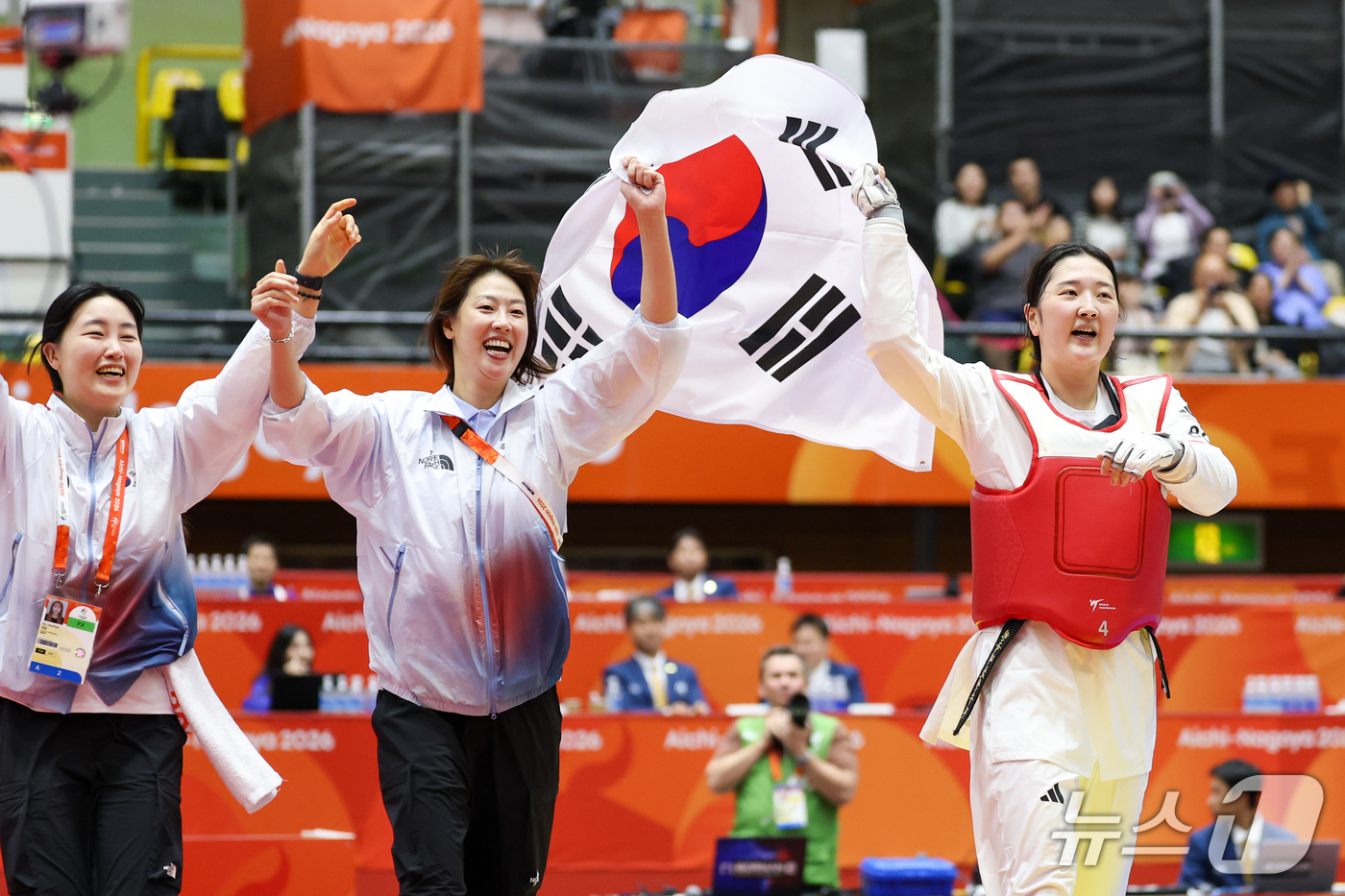 (도요하시=뉴스1) 안은나 기자 = 대한민국 송다빈이 3일 일본 도요하시 체육관에서 열린 2026 아이치·나고야 아시안게임 태권도 여자 +67㎏급 결승전에서 중국 무원저를 꺾고 금 …