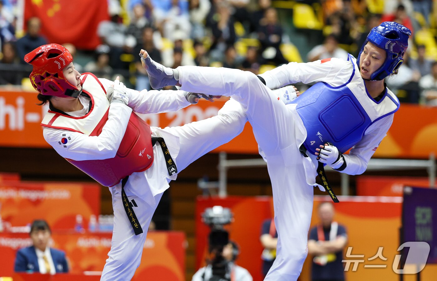본문 이미지 - 대한민국 송다빈이 3일 일본 도요하시 체육관에서 열린 2026 아이치·나고야 아시안게임 태권도 여자 +67㎏급 결승전에서 중국 무원저와 맞대결을 펼치고 있다. 2026.10.3 ⓒ 뉴스1 안은나 기자