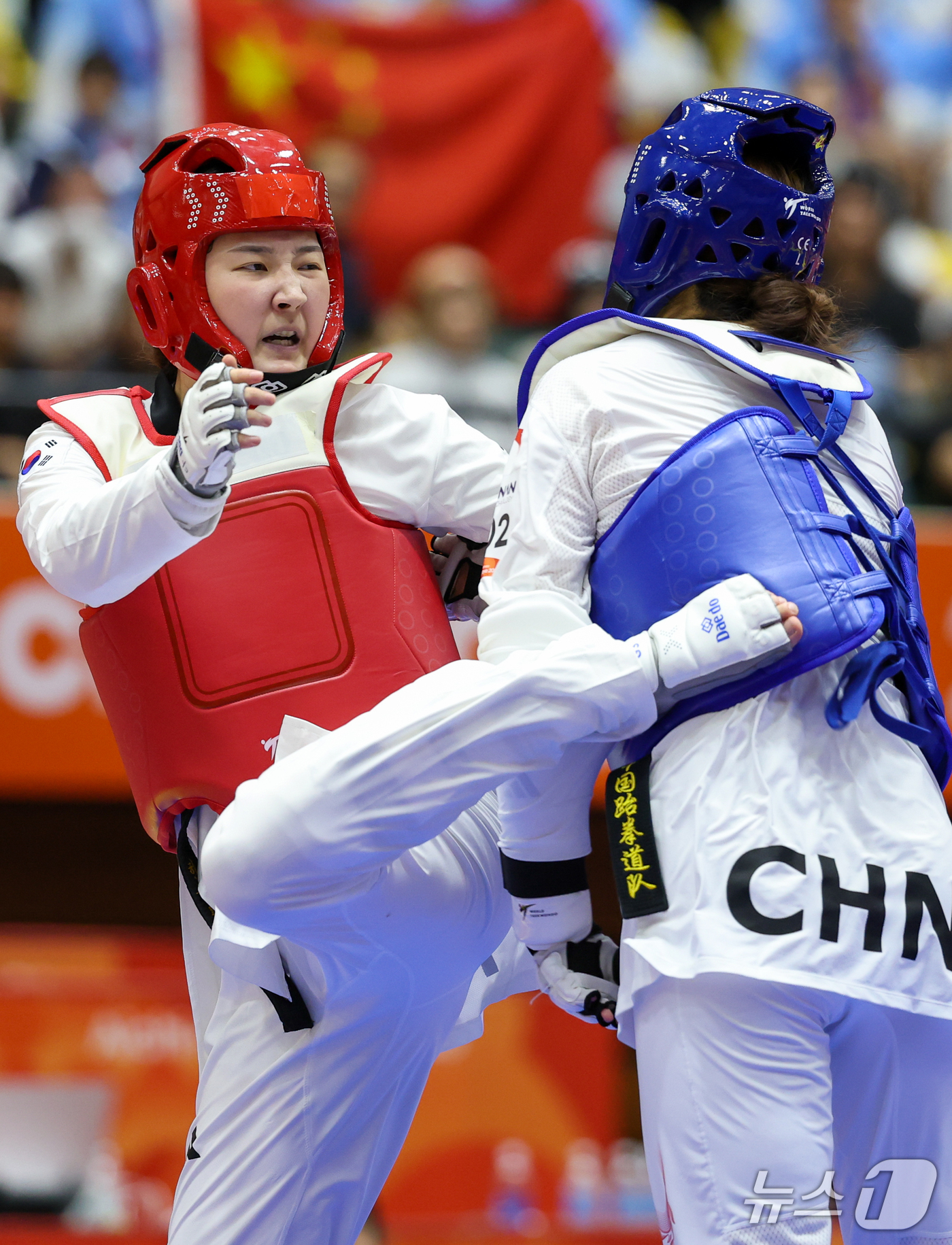 (도요하시=뉴스1) 안은나 기자 = 대한민국 송다빈이 3일 일본 도요하시 체육관에서 열린 2026 아이치·나고야 아시안게임 태권도 여자 +67㎏급 결승전에서 중국 무원저와 맞대결을 …
