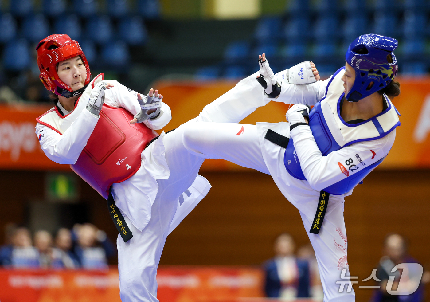 (도요하시=뉴스1) 안은나 기자 = 대한민국 송다빈이 3일 일본 도요하시 체육관에서 열린 2026 아이치·나고야 아시안게임 태권도 여자 +67㎏급 결승전에서 중국 무원저와 맞대결을 …