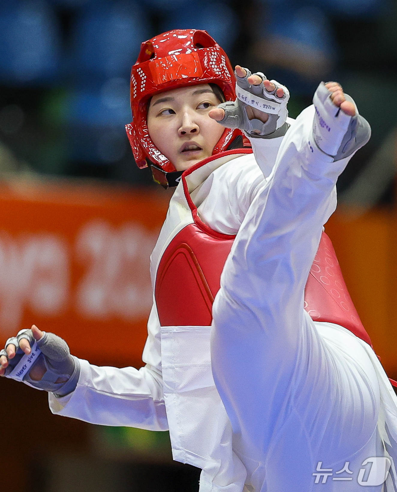 (도요하시=뉴스1) 안은나 기자 = 대한민국 송다빈이 3일 일본 도요하시 체육관에서 열린 2026 아이치·나고야 아시안게임 태권도 여자 +67㎏급 결승전에서 중국 무원저와 맞대결을 …