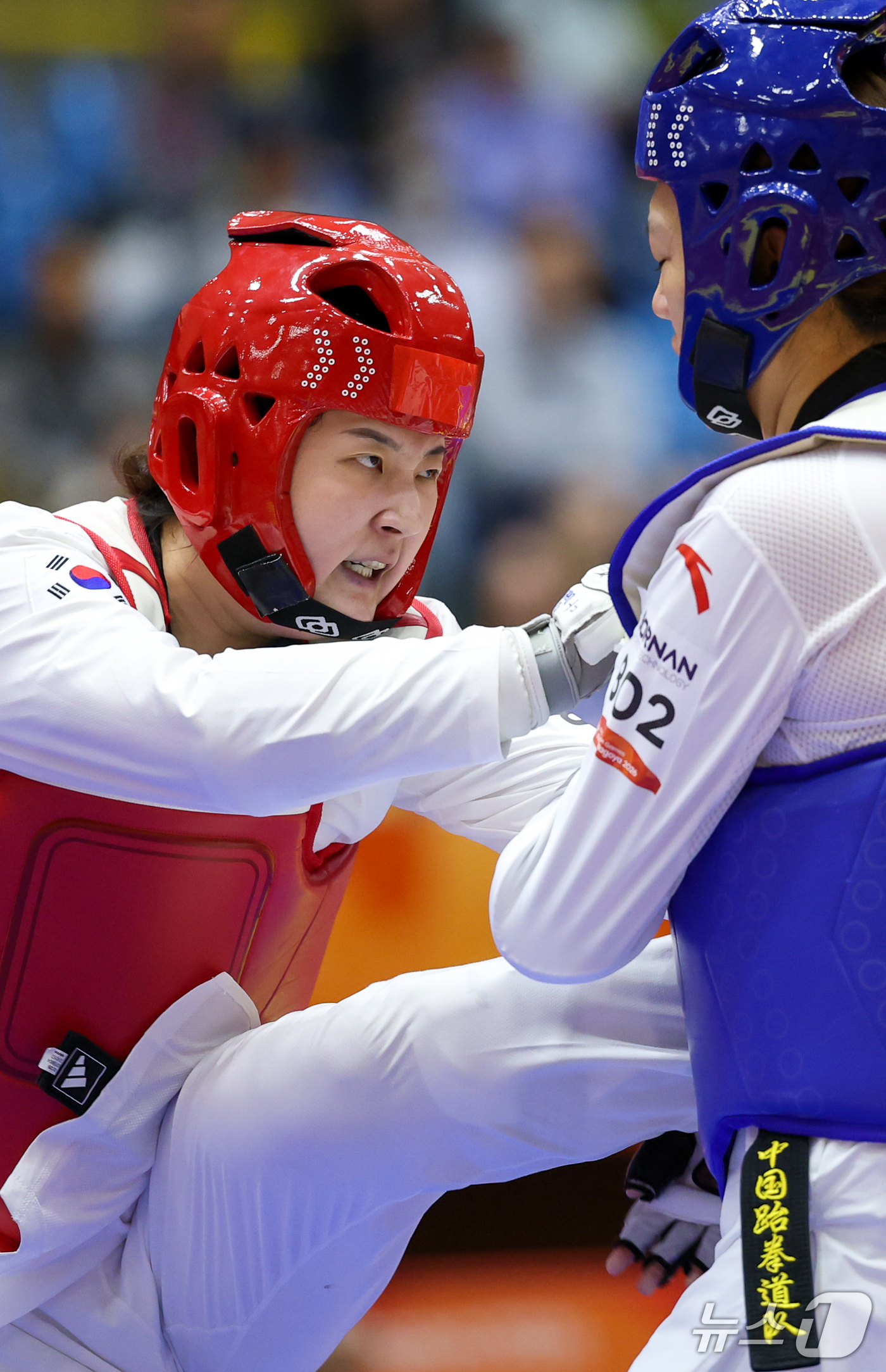 (도요하시=뉴스1) 안은나 기자 = 대한민국 송다빈이 3일 일본 도요하시 체육관에서 열린 2026 아이치·나고야 아시안게임 태권도 여자 +67㎏급 결승전에서 중국 무원저와 맞대결을 …