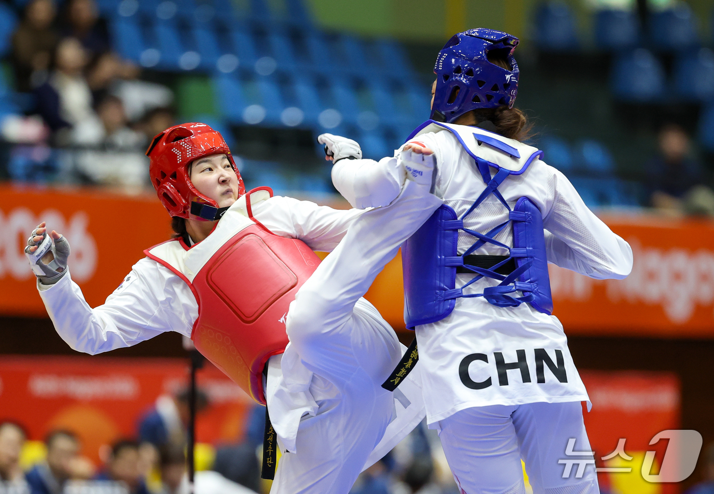 (도요하시=뉴스1) 안은나 기자 = 대한민국 송다빈이 3일 일본 도요하시 체육관에서 열린 2026 아이치·나고야 아시안게임 태권도 여자 +67㎏급 결승전에서 중국 무원저와 맞대결을 …
