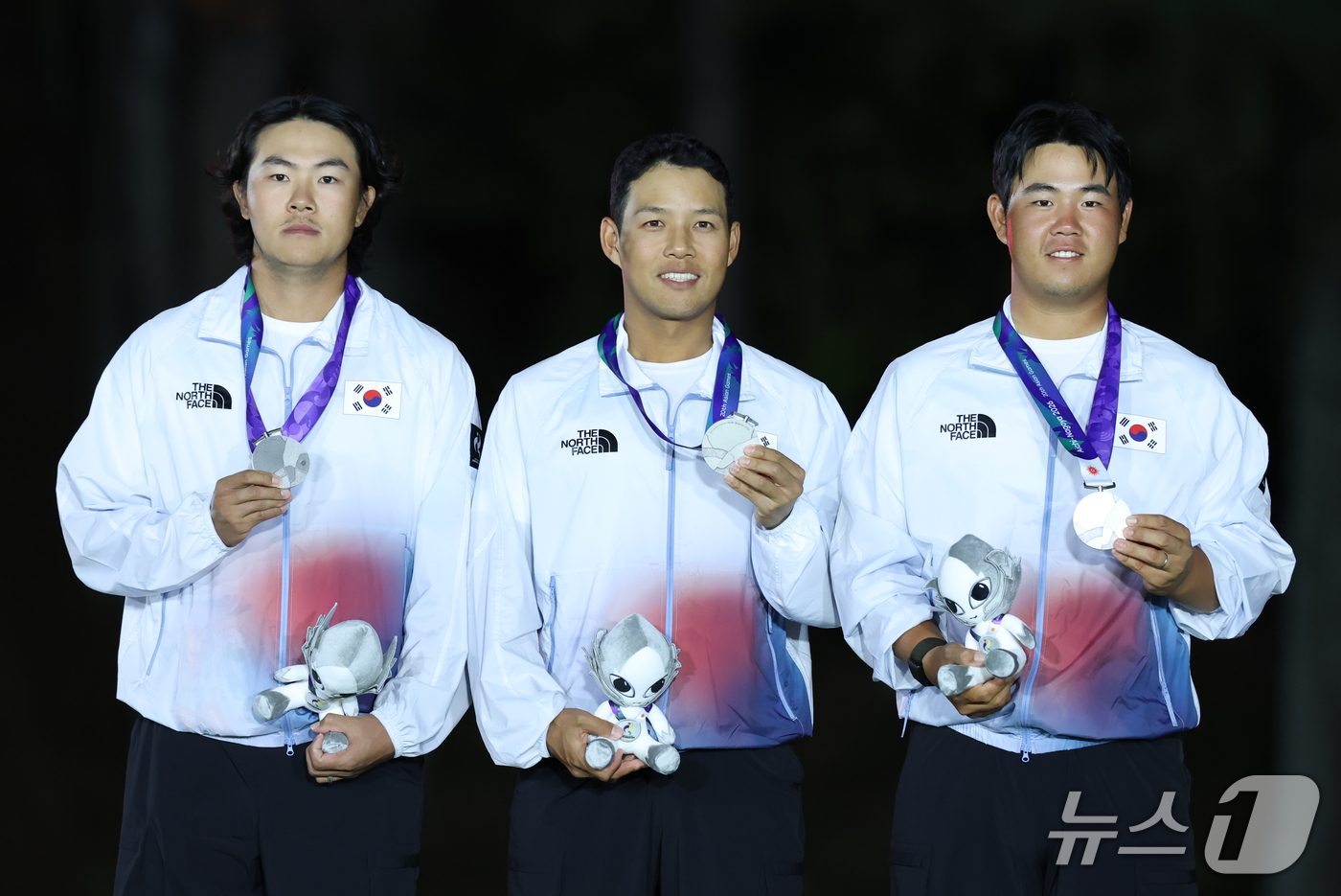 (가스가이=뉴스1 김민지 기자 = 대한민국 김성현(왼쪽부터), 문도엽, 김주형이 3일 일본 아이치현 가스가이 컨트리클럽 동코스에서 열린 2026 아이치·나고야 아시안게임 골프 남자 …