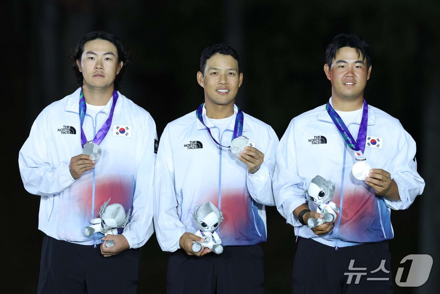 본문 이미지 - 대한민국 김성현(왼쪽부터), 문도엽, 김주형이 3일 일본 아이치현 가스가이 컨트리클럽 동코스에서 열린 2026 아이치·나고야 아시안게임 골프 남자 단체전 시상식에서 은메달을 목에 걸고 기뻐하고 있다. 2026.10.3 ⓒ 뉴스1 김민지 기자