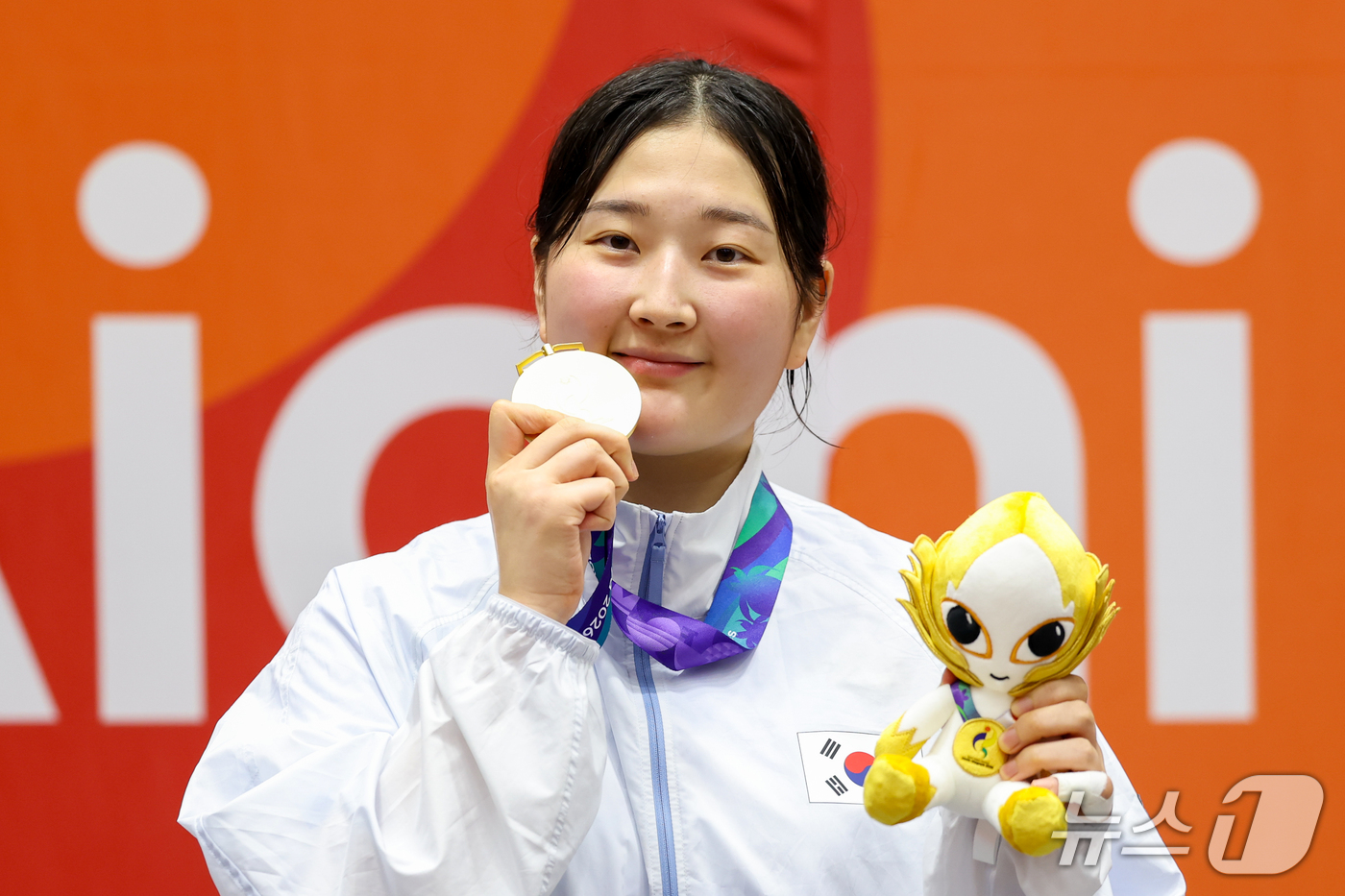(도요하시=뉴스1) 안은나 기자 = 대한민국 송다빈이 3일 일본 도요하시 체육관에서 열린 2026 아이치·나고야 아시안게임 태권도 여자 +67㎏급 시상식에서 금메달을 목에 걸고 있 …
