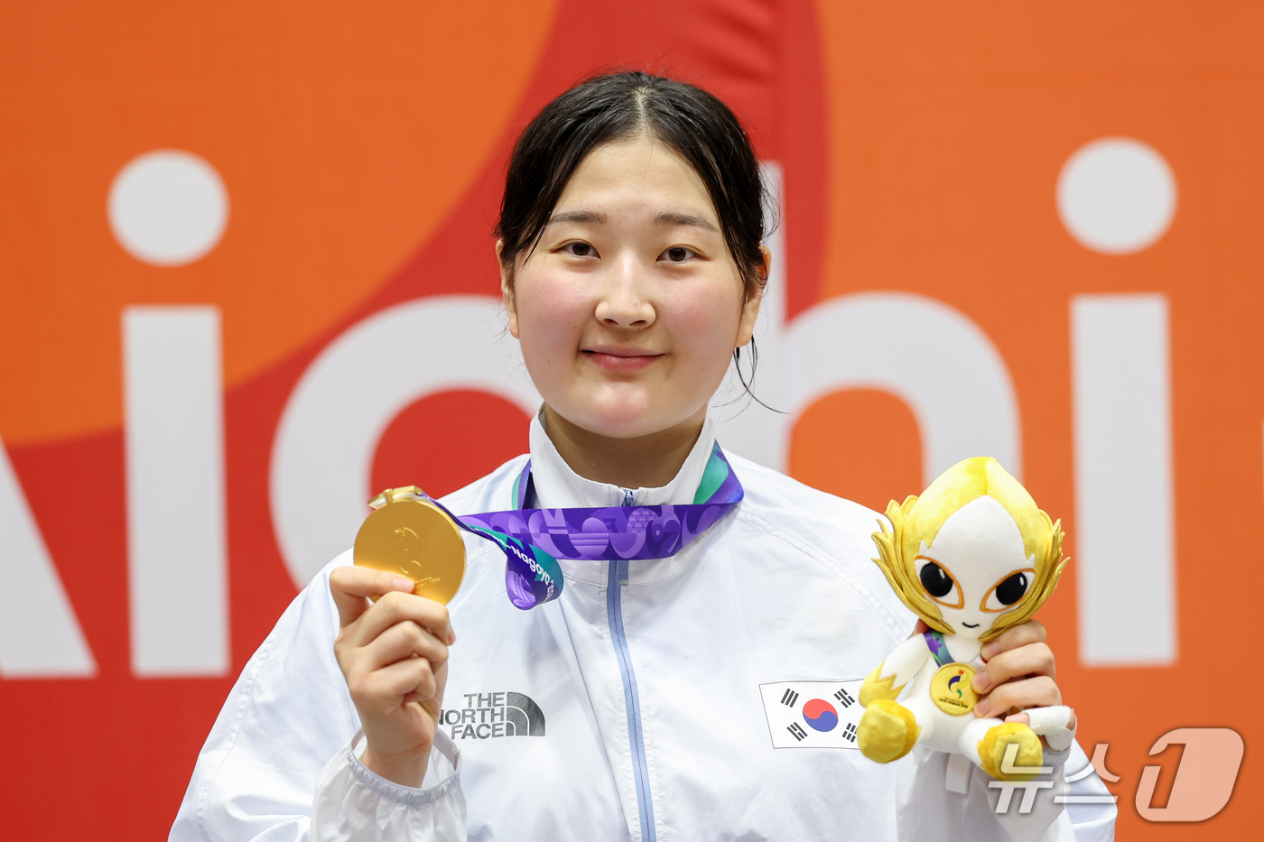 (도요하시=뉴스1) 안은나 기자 = 대한민국 송다빈이 3일 일본 도요하시 체육관에서 열린 2026 아이치·나고야 아시안게임 태권도 여자 +67㎏급 시상식에서 금메달을 목에 걸고 있 …