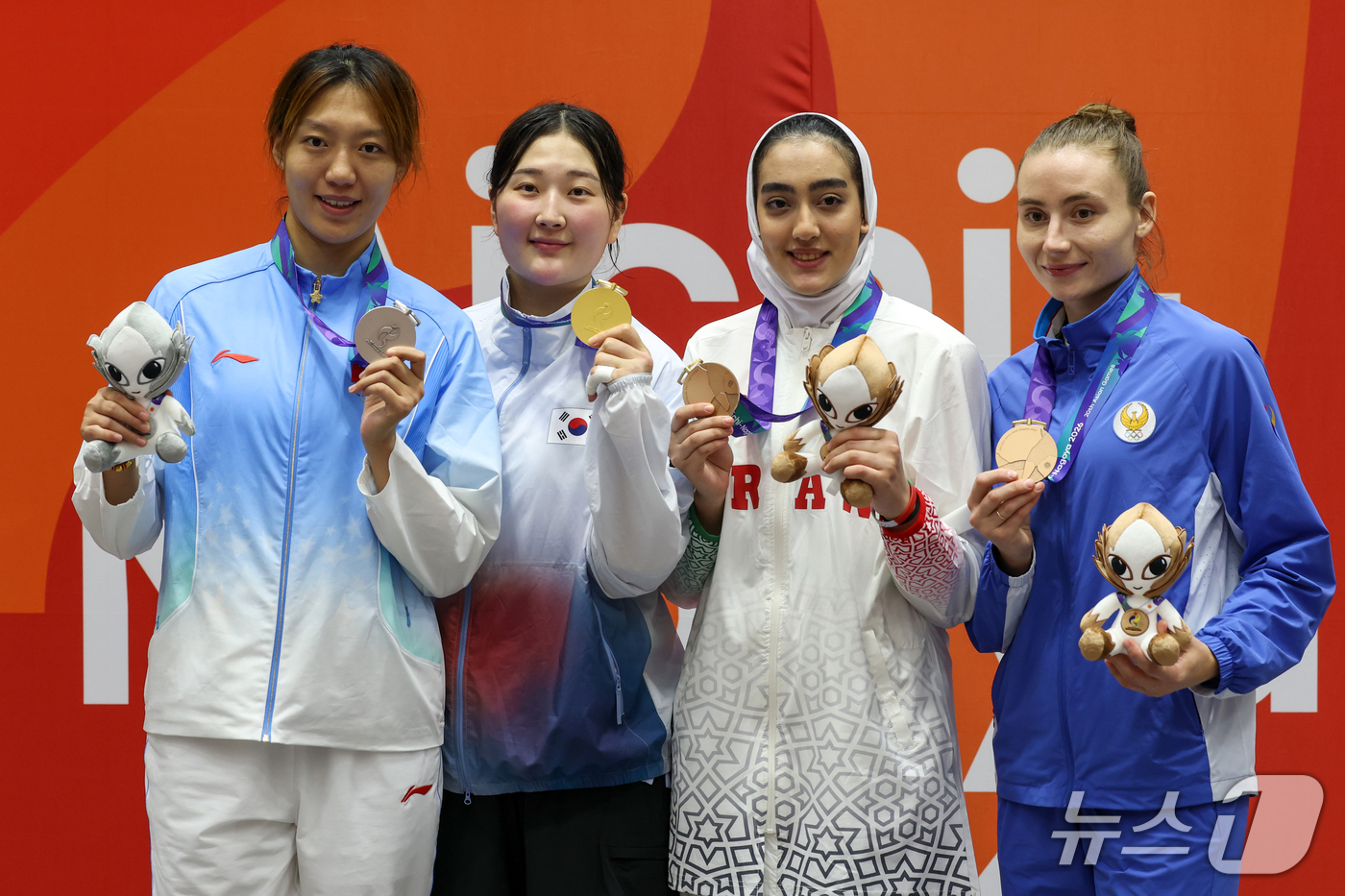 (도요하시=뉴스1) 안은나 기자 = 대한민국 송다빈이 3일 일본 도요하시 체육관에서 열린 2026 아이치·나고야 아시안게임 태권도 여자 +67㎏급 시상식에서 금메달을 목에 건채 메 …