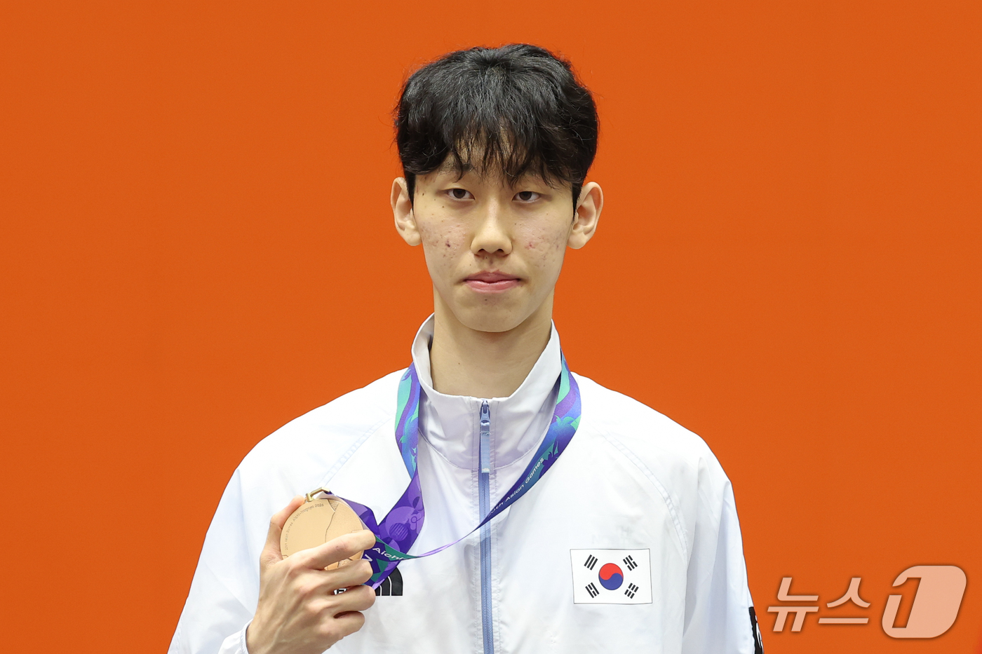 (도요하시=뉴스1) 안은나 기자 = 대한민국 문진호가 3일 일본 도요하시 체육관에서 열린 2026 아이치·나고야 아시안게임 태권도 남자 -68㎏급 시상식에서 동메달을 목에 걸고 있 …