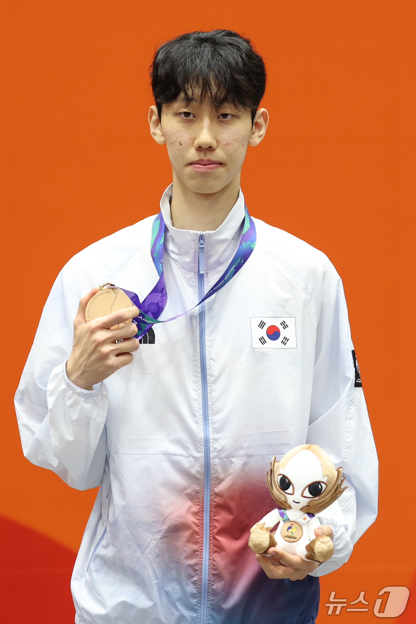 (도요하시=뉴스1) 안은나 기자 = 대한민국 문진호가 3일 일본 도요하시 체육관에서 열린 2026 아이치·나고야 아시안게임 태권도 남자 -68㎏급 시상식에서 동메달을 목에 걸고 있 …
