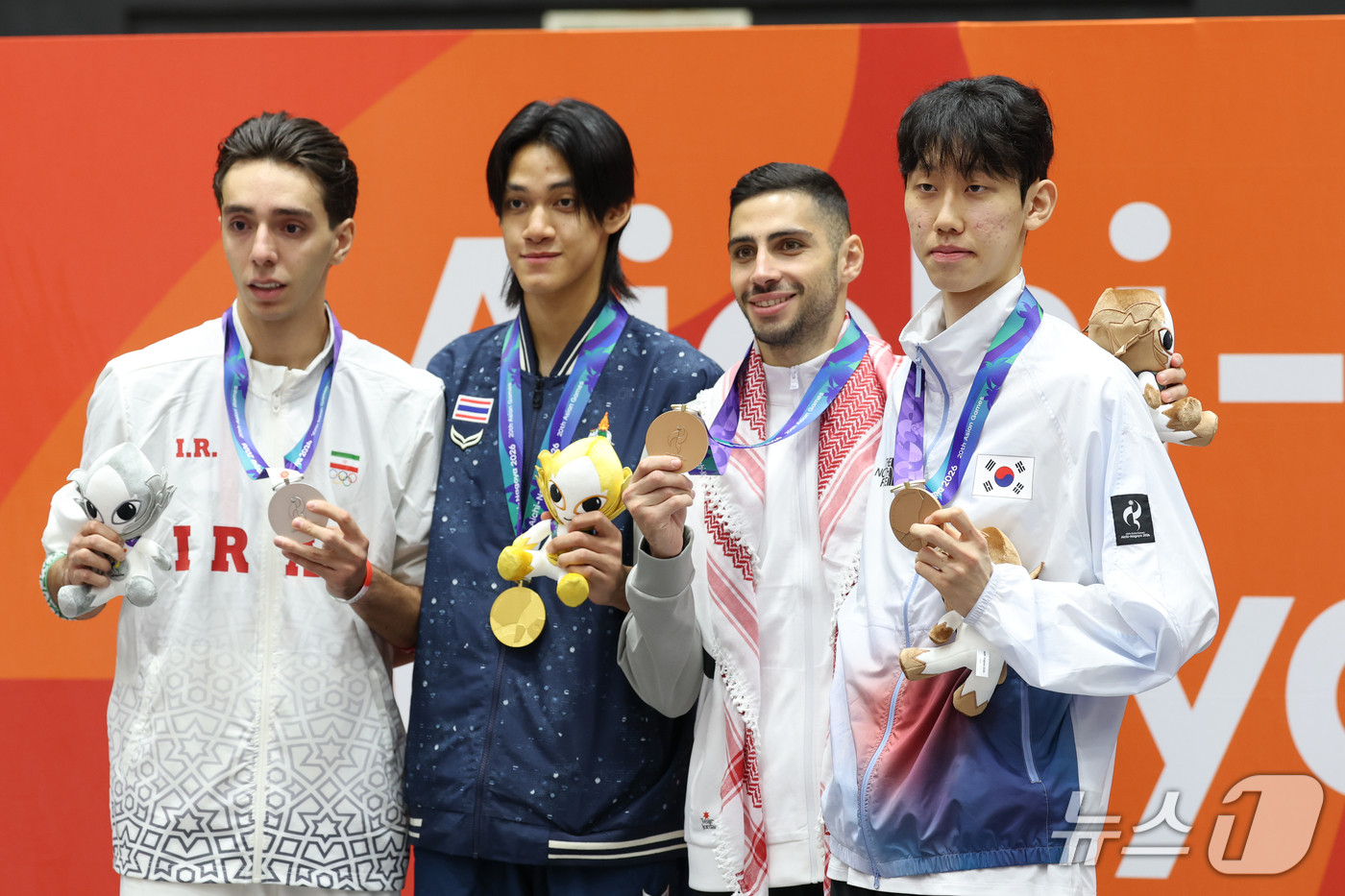 (도요하시=뉴스1) 안은나 기자 = 대한민국 문진호가 3일 일본 도요하시 체육관에서 열린 2026 아이치·나고야 아시안게임 태권도 남자 -68㎏급 시상식에서 동메달을 목에 건채 메 …