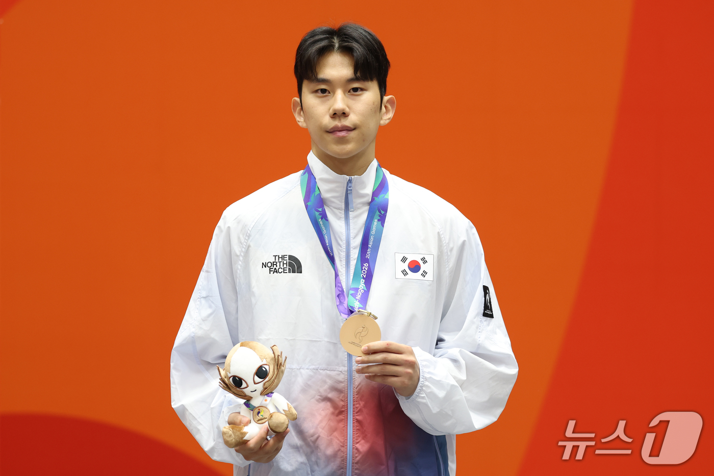 (도요하시=뉴스1) 안은나 기자 = 대한민국 강상현이 3일 일본 도요하시 체육관에서 열린 2026 아이치·나고야 아시안게임 태권도 남자 +80㎏급 시상식에서 동메달을 목에 걸고 있 …