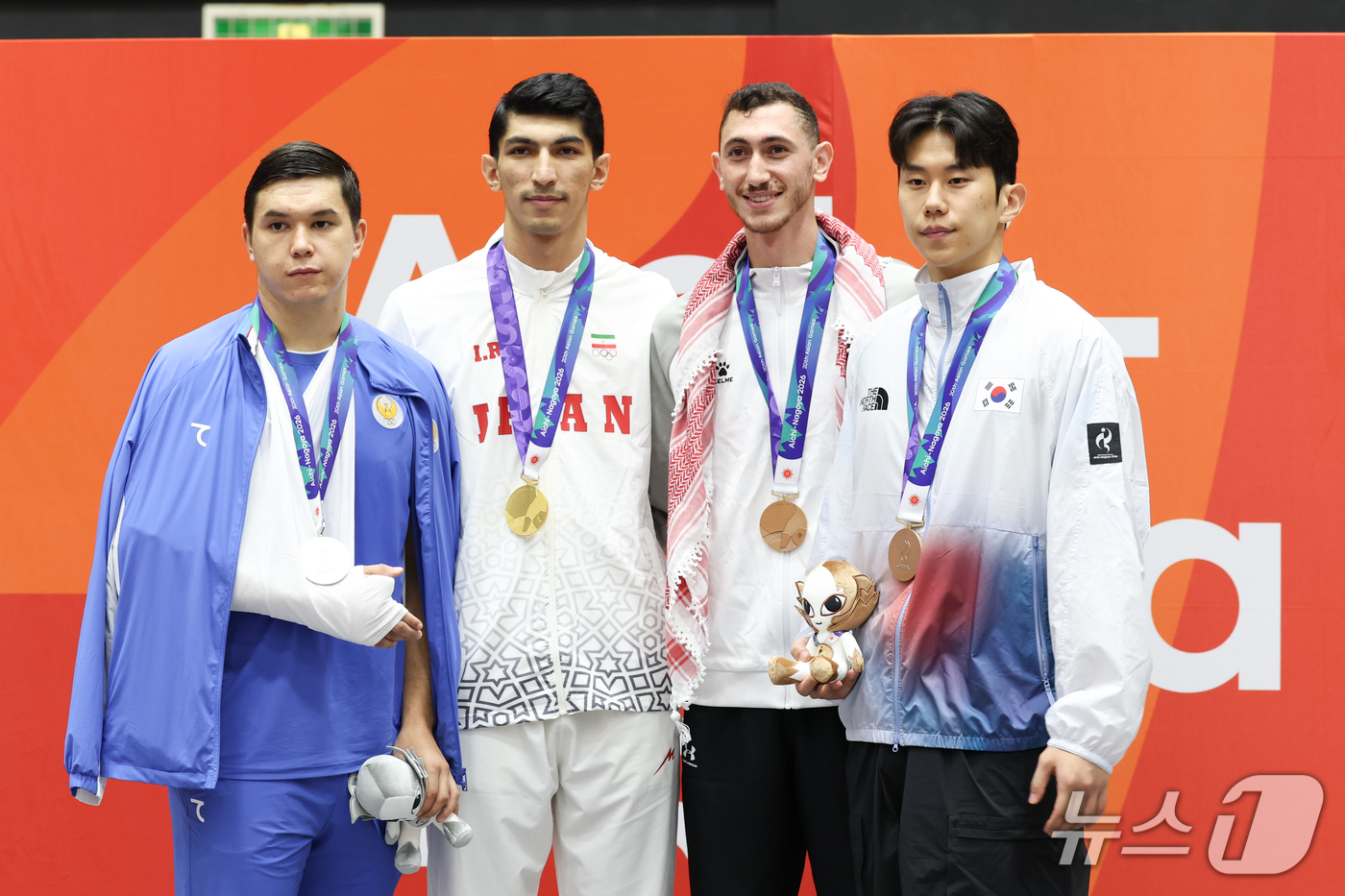 (도요하시=뉴스1) 안은나 기자 = 대한민국 강상현이 3일 일본 도요하시 체육관에서 열린 2026 아이치·나고야 아시안게임 태권도 남자 +80㎏급 시상식에서 동메달을 목에 건채 메 …