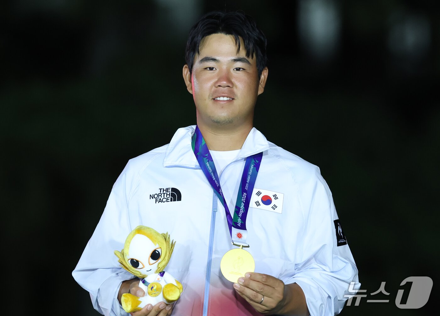 본문 이미지 - 대한민국 김주형이 3일 일본 아이치현 가스가이 컨트리클럽 동코스에서 열린 2026 아이치·나고야 아시안게임 골프 남자 개인전 시상식에서 금메달을 목에 걸고 기뻐하고 있다. 2026.10.3 ⓒ 뉴스1 김민지 기자