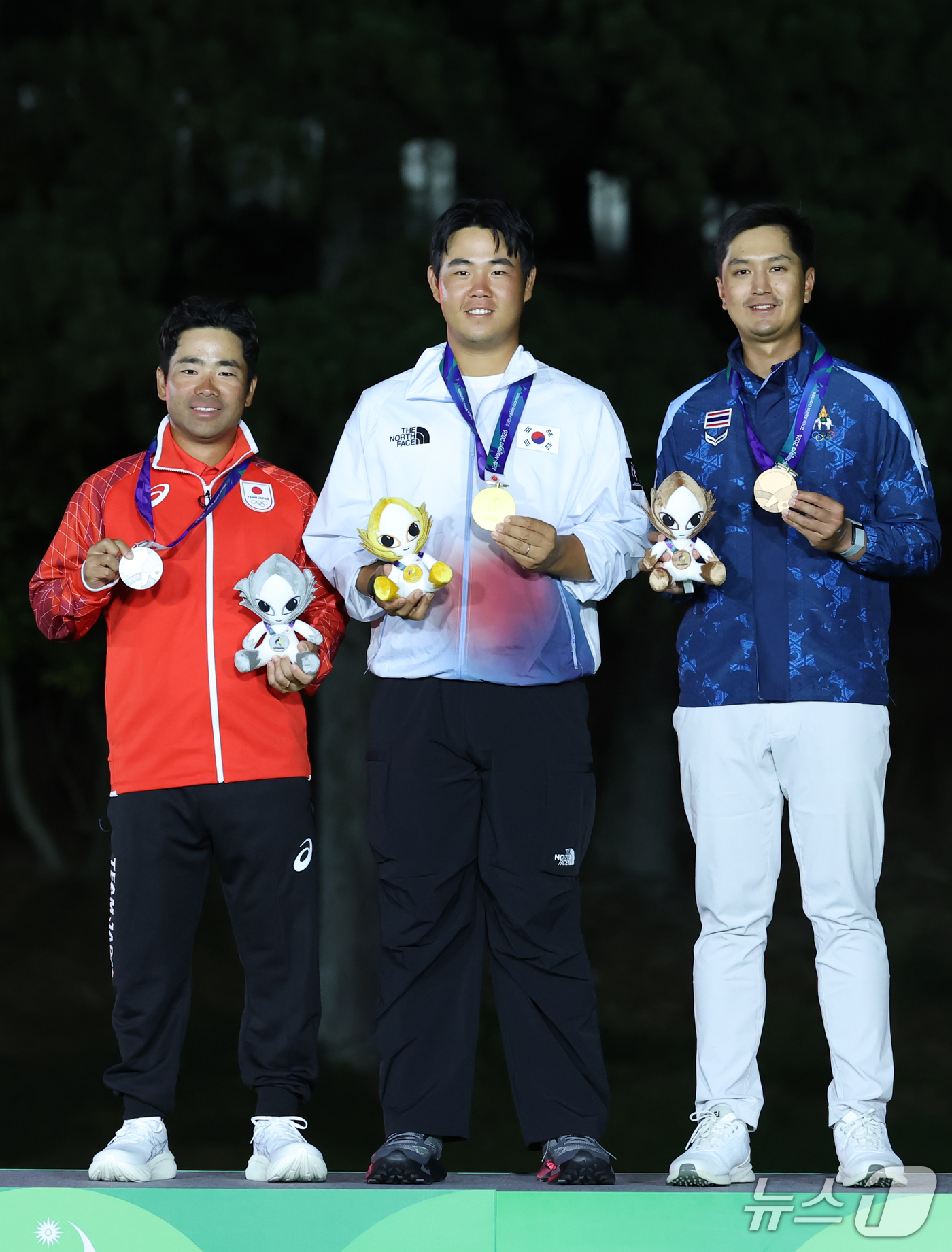 (가스가이=뉴스1) 김민지 기자 = 대한민국 김주형이 3일 일본 아이치현 가스가이 컨트리클럽 동코스에서 열린 2026 아이치·나고야 아시안게임 골프 남자 개인전 시상식에서 금메달을 …