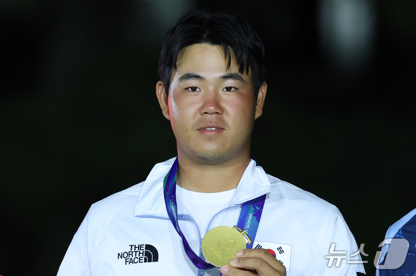 (가스가이=뉴스1) 김민지 기자 = 대한민국 김주형이 3일 일본 아이치현 가스가이 컨트리클럽 동코스에서 열린 2026 아이치·나고야 아시안게임 골프 남자 개인전 시상식에서 금메달을 …