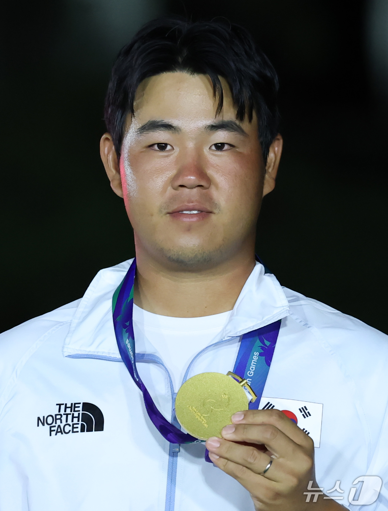 (가스가이=뉴스1) 김민지 기자 = 대한민국 김주형이 3일 일본 아이치현 가스가이 컨트리클럽 동코스에서 열린 2026 아이치·나고야 아시안게임 골프 남자 개인전 시상식에서 금메달을 …