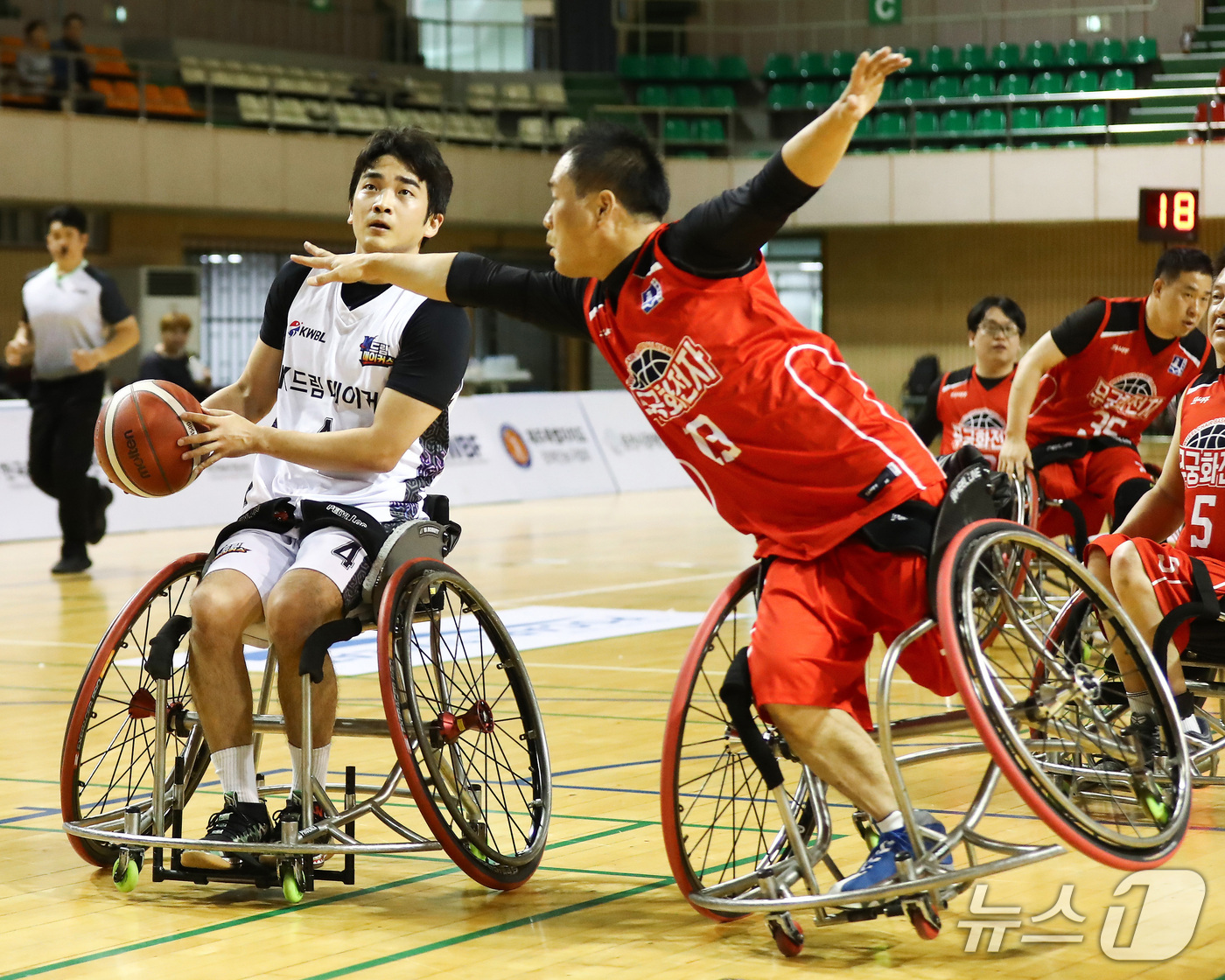 (서울=뉴스1) = 3일 오후 공주 백제체육관에서 열린 '2026 KWBL 휠체어농구리그' K드림메이커스와 무궁화전자의 경기, 무궁화 조현석(오른쪽)이 K드림 전대현 슛을 수비하고 …