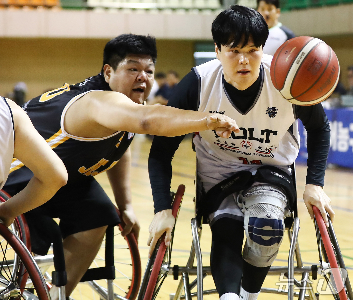 (서울=뉴스1) = 3일 오후,공주 백제체육관에서 열린 '2026 KWBL 휠체어농구리그' 고양 홀트와 제주특별자치도 경기, 고양 김대승(오른쪽)과 제주 김동현이 볼 다툼을 벌이고 …