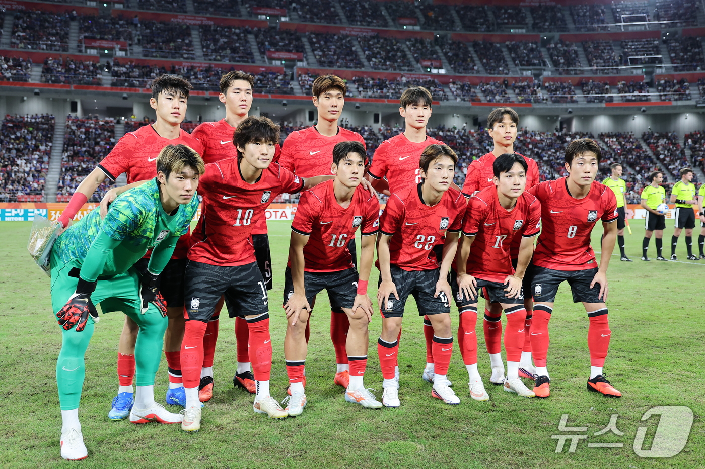 (도요타=뉴스1) 김도우 기자 = 3일 일본 아이치현 도요타 스타디움에서 열린 2026 아이치·나고야 아시안게임 축구 결승전 대한민국과 일본의 경기, 대한민국 선수들이 기념 촬영을 …