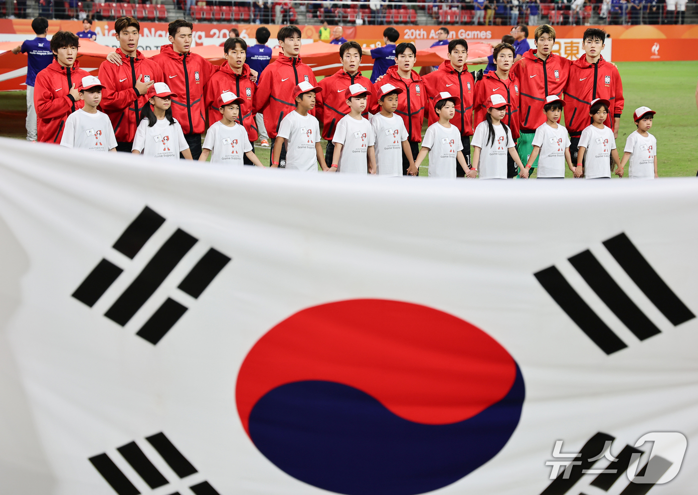 (도요타=뉴스1) 김도우 기자 = 3일 일본 아이치현 도요타 스타디움에서 열린 2026 아이치·나고야 아시안게임 축구 결승전 대한민국과 일본의 경기, 대한민국 선수들이 애국가를 제 …