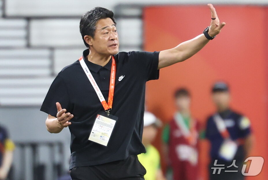 본문 이미지 - 3일 일본 아이치현 도요타 스타디움에서 열린 2026 아이치·나고야 아시안게임 축구 결승전 대한민국과 일본의 경기, 대한민국 이민성 감독이 작전 지시를 하고 있다. 2026.10.3 ⓒ 뉴스1 김도우 기자