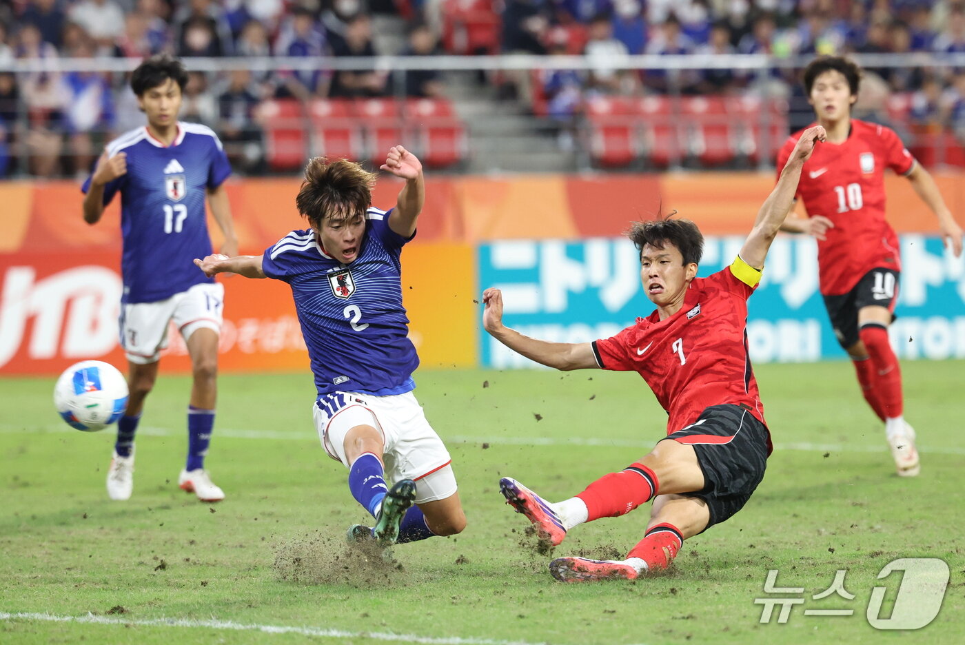 본문 이미지 - 3일 일본 아이치현 도요타 스타디움에서 열린 2026 아이치·나고야 아시안게임 축구 결승전 대한민국과 일본의 경기, 대한민국 엄지성이 선제골을 넣고 있다. 2026.10.3 ⓒ 뉴스1 김도우 기자